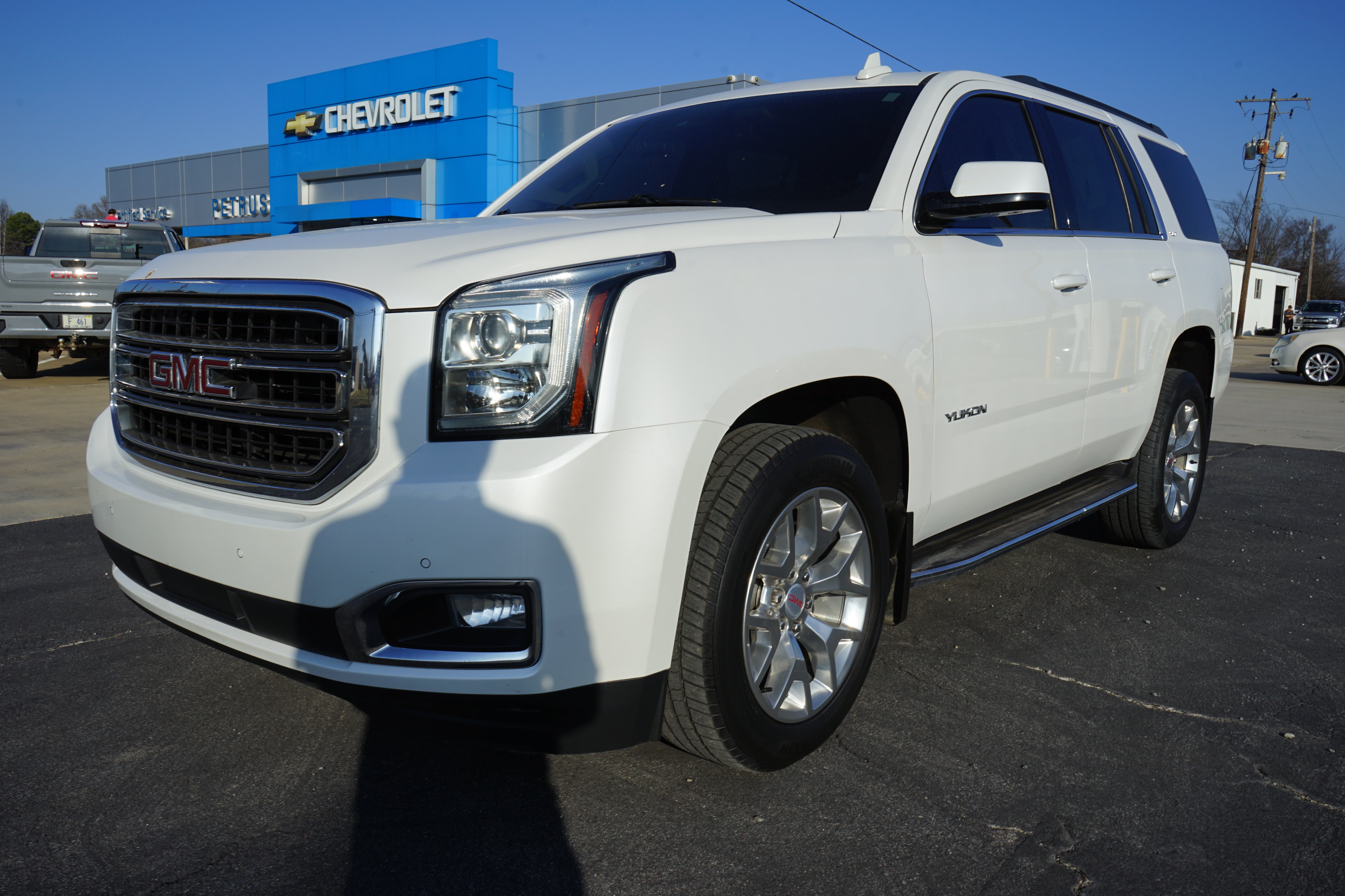 2020 GMC Yukon SLT in White Frost Tricoat — front three-quarter view
